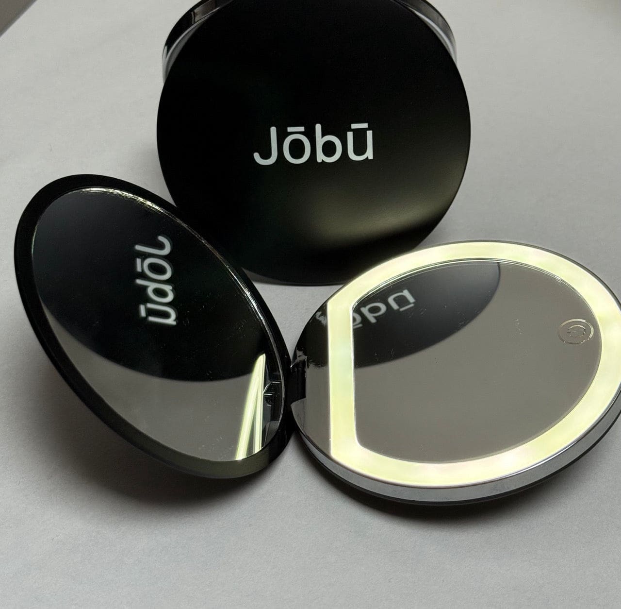 Jobu compact mirror with led light, black and silver.
