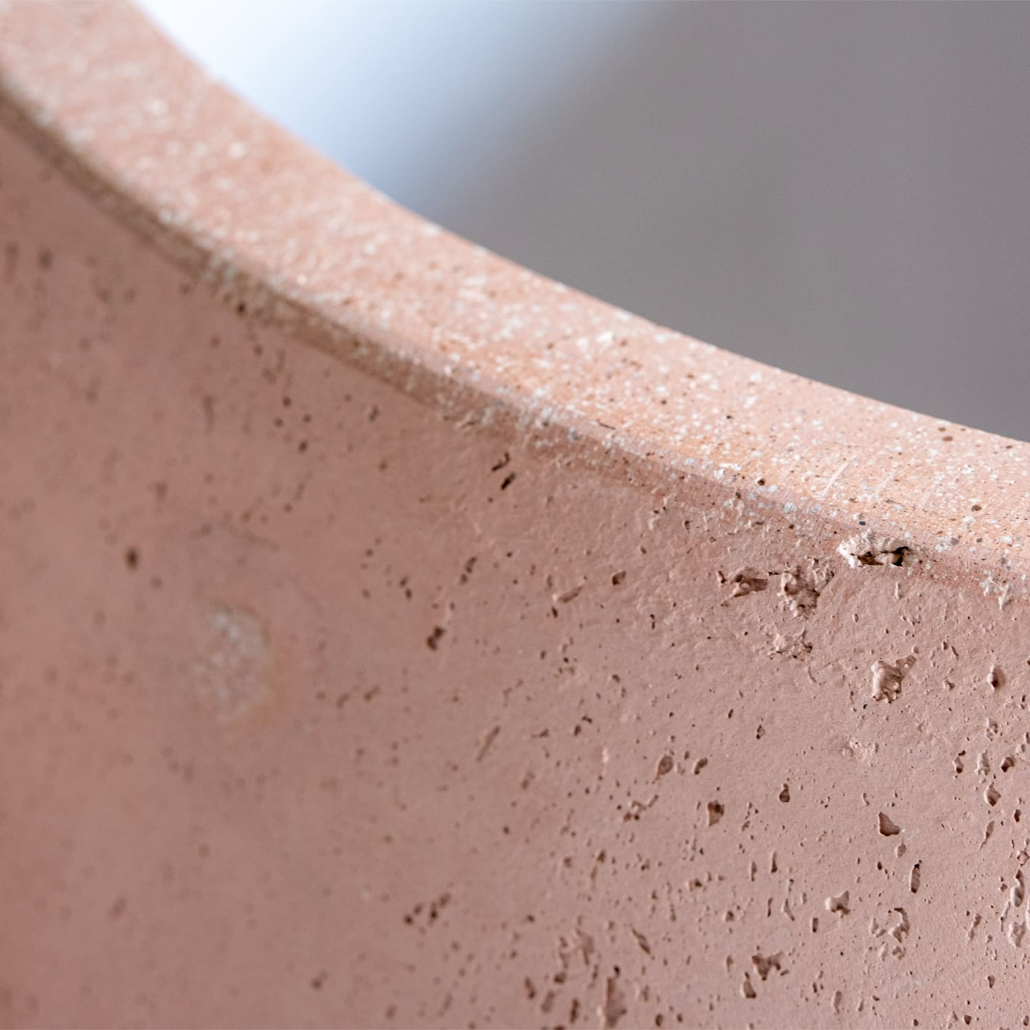 Textured terracotta rim.